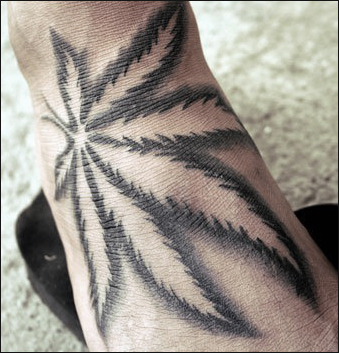 lisc-marihuany-tatuaz-nadgarstek