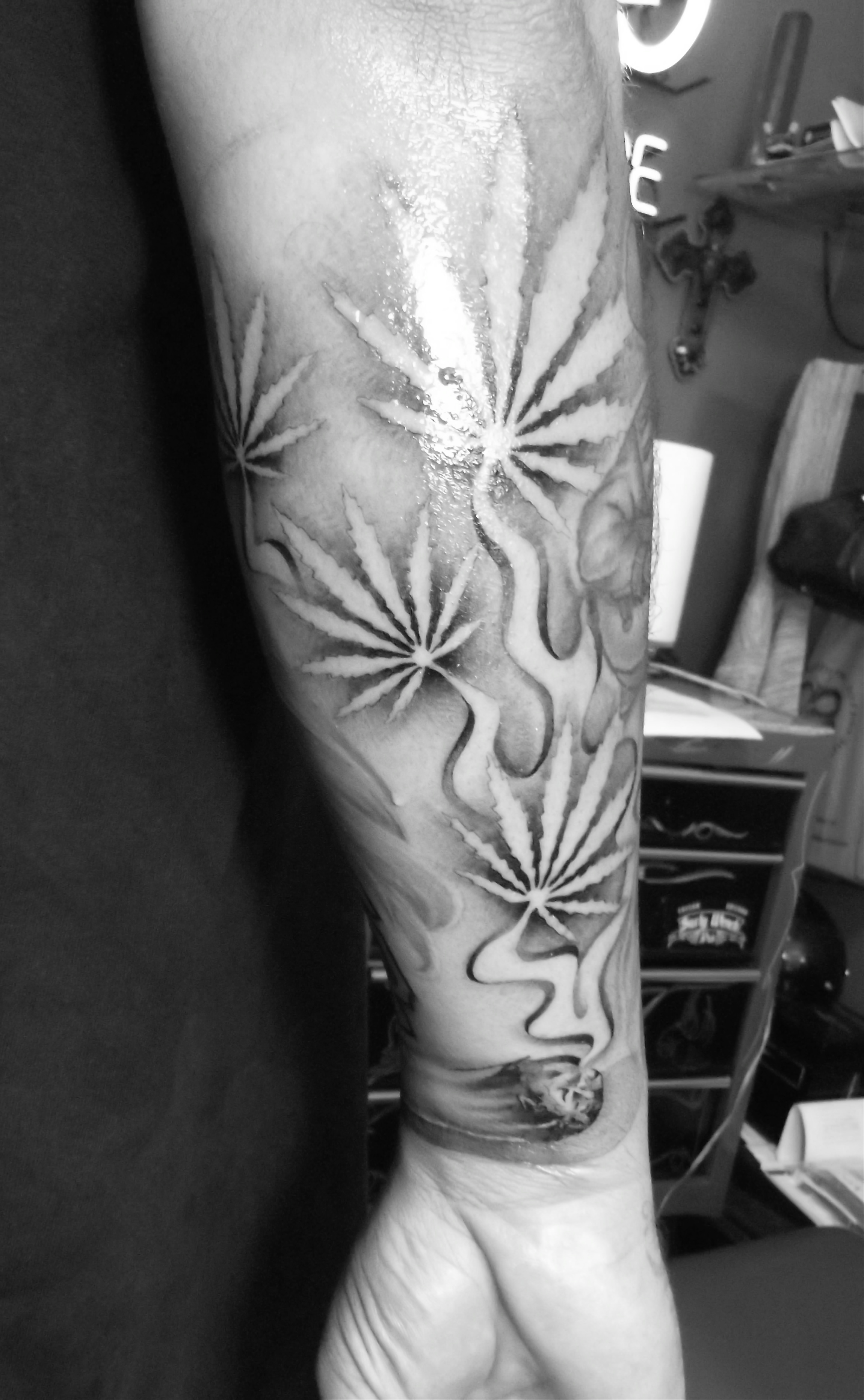 tatuaz-liscie-marihuany-reka
