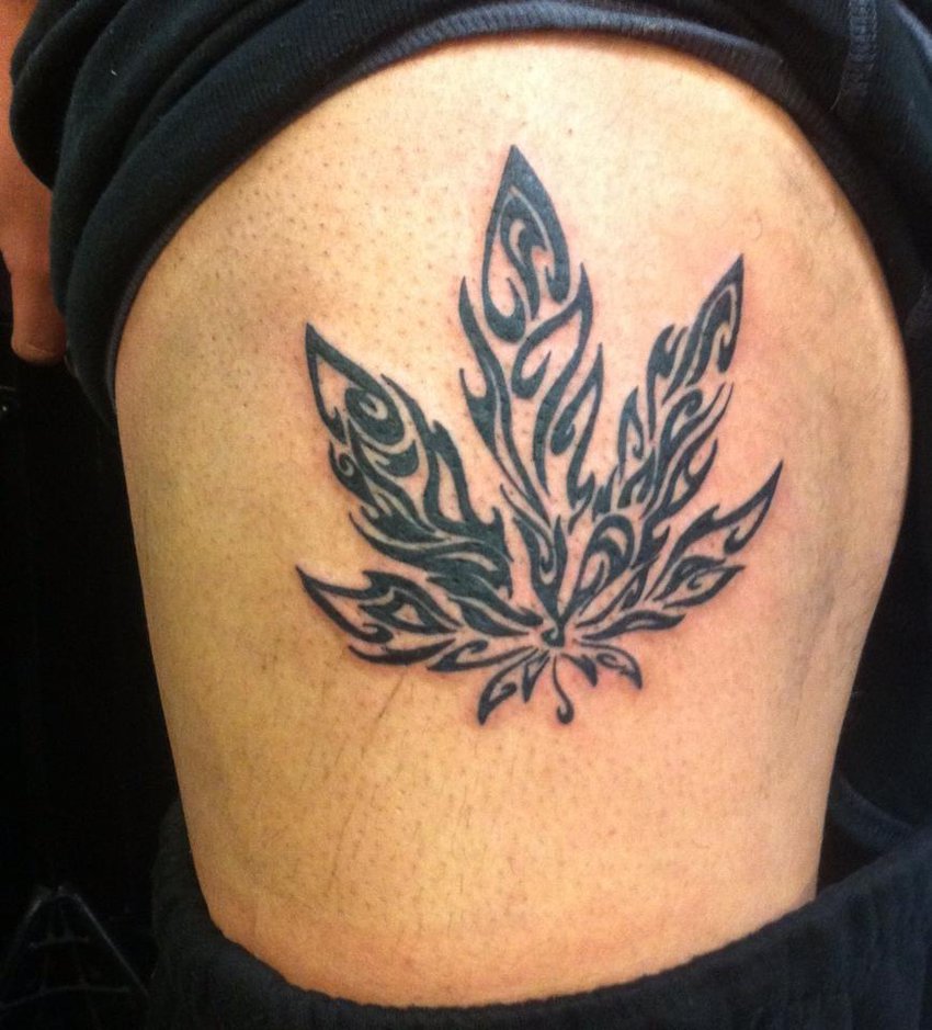 tatuaż-lisc-marihuany