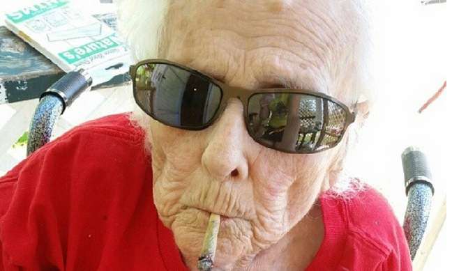 starsi ludzie pala koncentrat marihuany