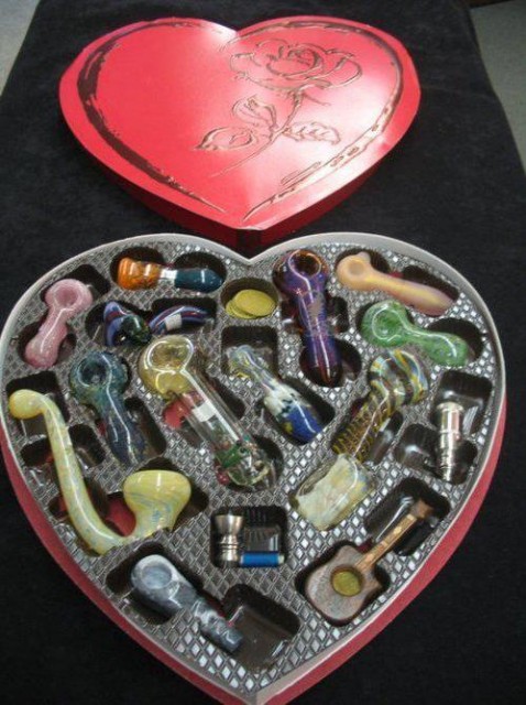 pudełko w kształcie serca z akcesoriami do palenia