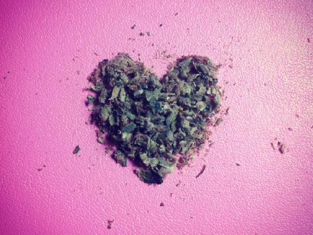 walentynkowe serce utworzone z marihuany
