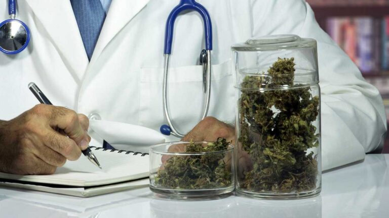 Czy lekarze palą marihuanę?