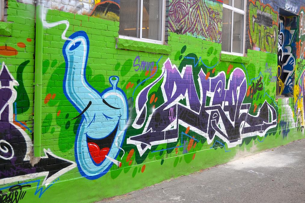 Graffiti z marihuaną i bongiem