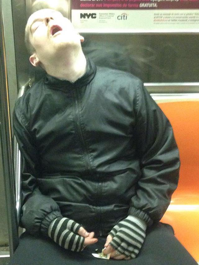 Mężczyzna zasnął podczas skręcania jointa w Nowojorskim metrze