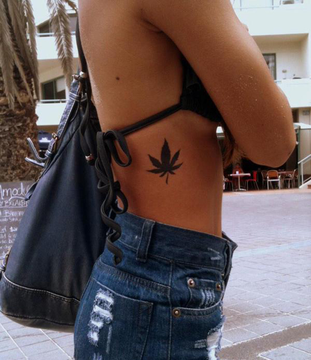 tatuaz-lisc-marihuany-na-brzuchu