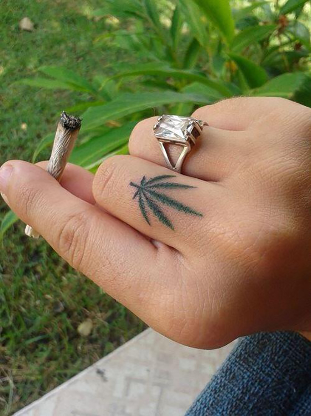 tatuaz-lisc-marihuany-na-palcu