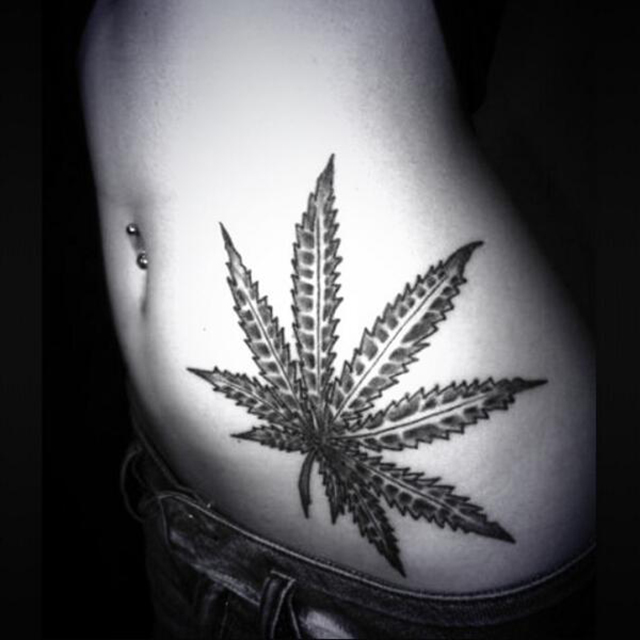 tatuaz-z-duzym-lisciem-marihuany-na-brzuchu