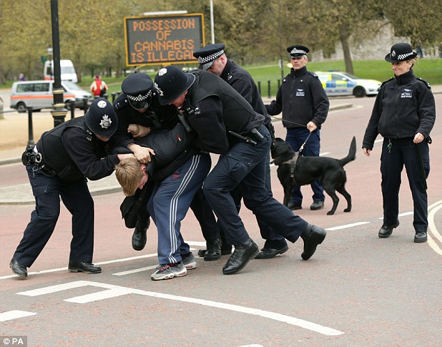 Czterech policjantów obezwładnia mężczyznę przy wejściu do Hyde Parku