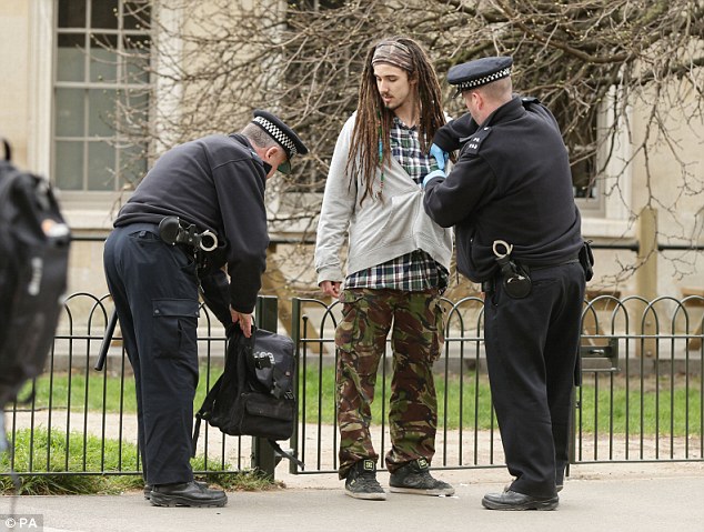 Przeszukiwanie w poszukiwaniu marihuany: Policjanci przeszukiwali prawie każdego, kto chciał wejść do Hyde Parku