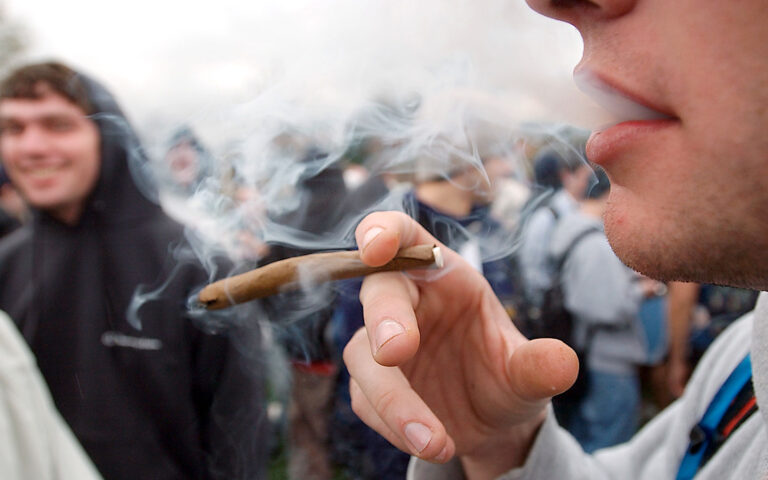 Coraz więcej młodzieży w Polsce pali marihuanę