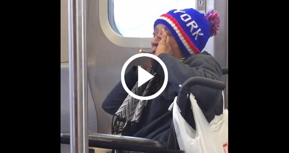 kobieta na wozku inwalidzkim pali blunta w metrze
