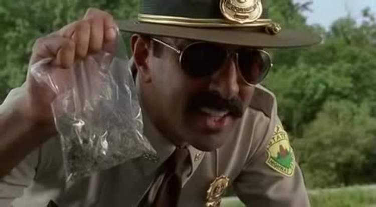 marihuana wypadla pod nogi policjanta