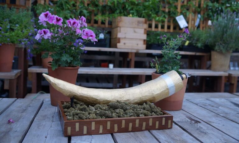 Joint w kształcie kości słonia sprzedany na aukcji za 4.000$