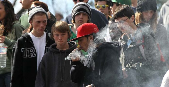 Używanie marihuany przez młodzież w Kanadzie najniższe od 10 lat