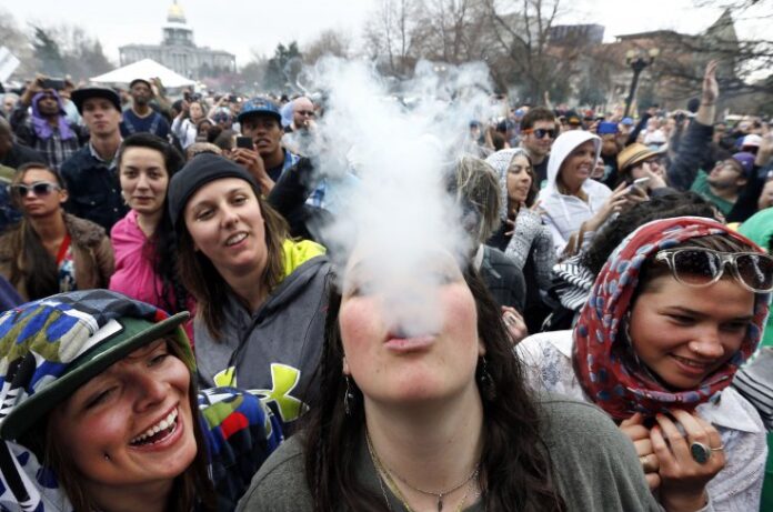 Publiczna konsumpcja marihuany w miejscach publicznych jest już legalna. Gubernator podpisał ustawę