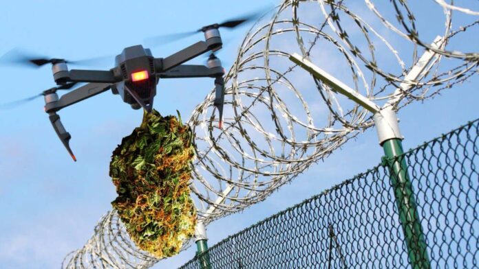 Mężczyzna próbował przemycić 500g marihuany do więzienia za pomocą drona