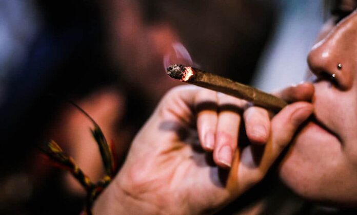 San Francisco zezwala na palenie marihuany w domu, ale zakazuje palenia tytoniu