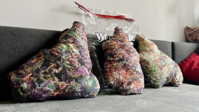 Poduszki WeedPillows w kształcie topów marihuany