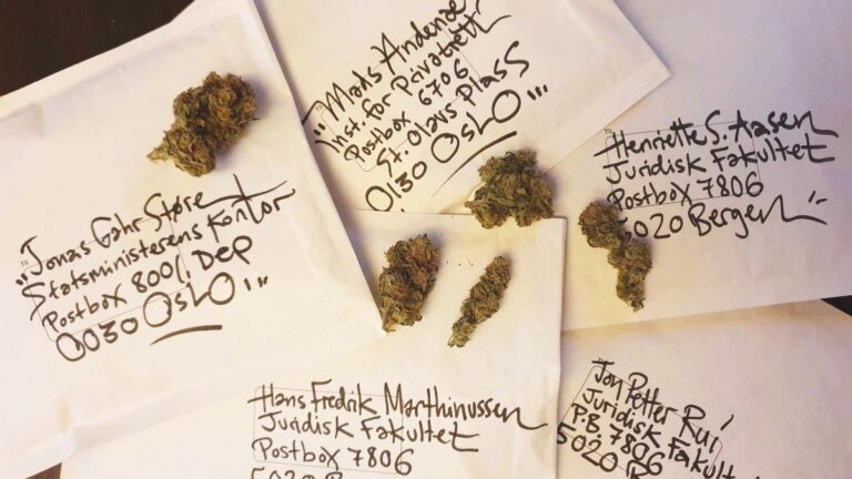 Obraz przedstawia koperty zaadresowane do Premiera Norwegii, na których leży marihuana