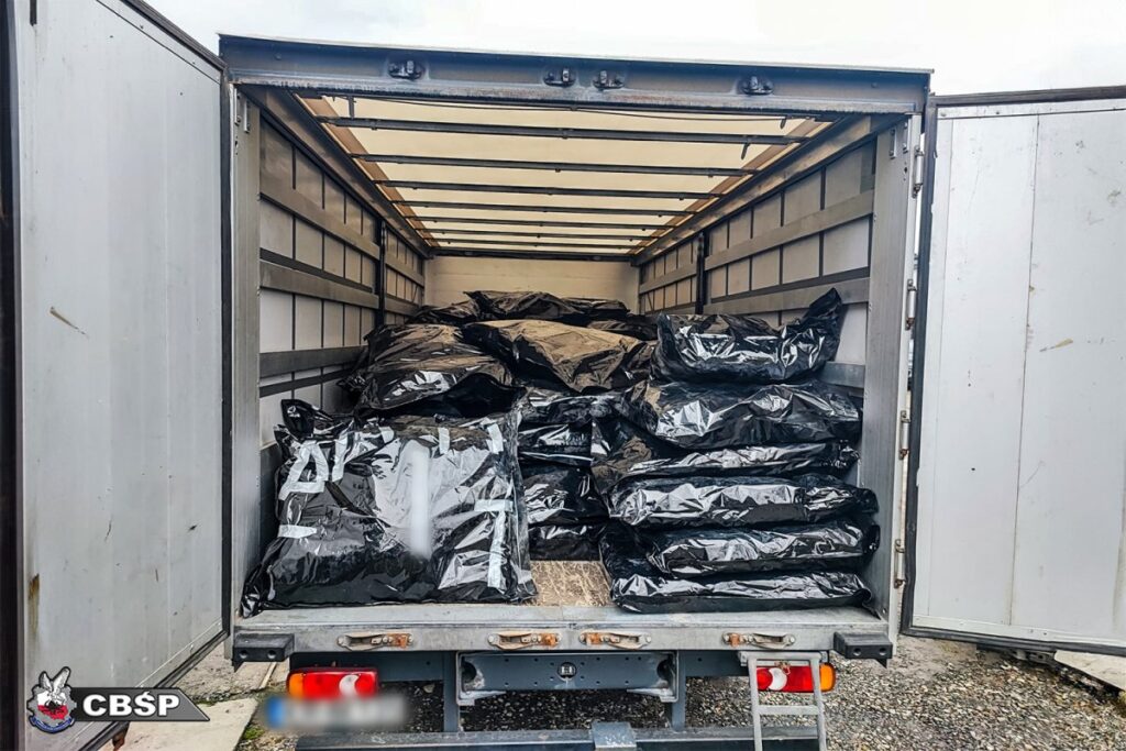 Naczepa ciężarówki wypełniona narkotykami zarekwirowanymi w warsztacie samochodowym w powiecie Wielickim