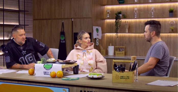 Tede, Monika Gozdzialska i Andrzej Dołecki w Kanale ZERO na YouTube, siedzący przy stole w studiu podczas rozmowy o legalizacji marihuany w Polsce