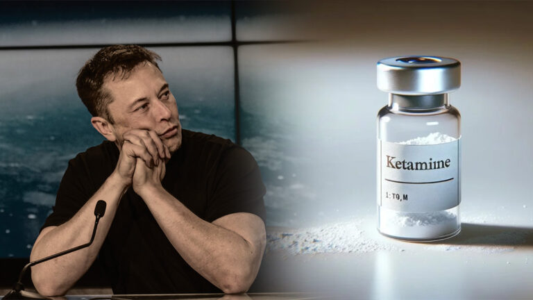 Zdjęcie przedstawiające Elona Muska po lewej stronie, który siedzi i opiera głowę o splecione dłonie, wydaje się zamyślony lub zaniepokojony. Po prawej stronie znajduje się fiolka z białym proszkiem z etykietą 