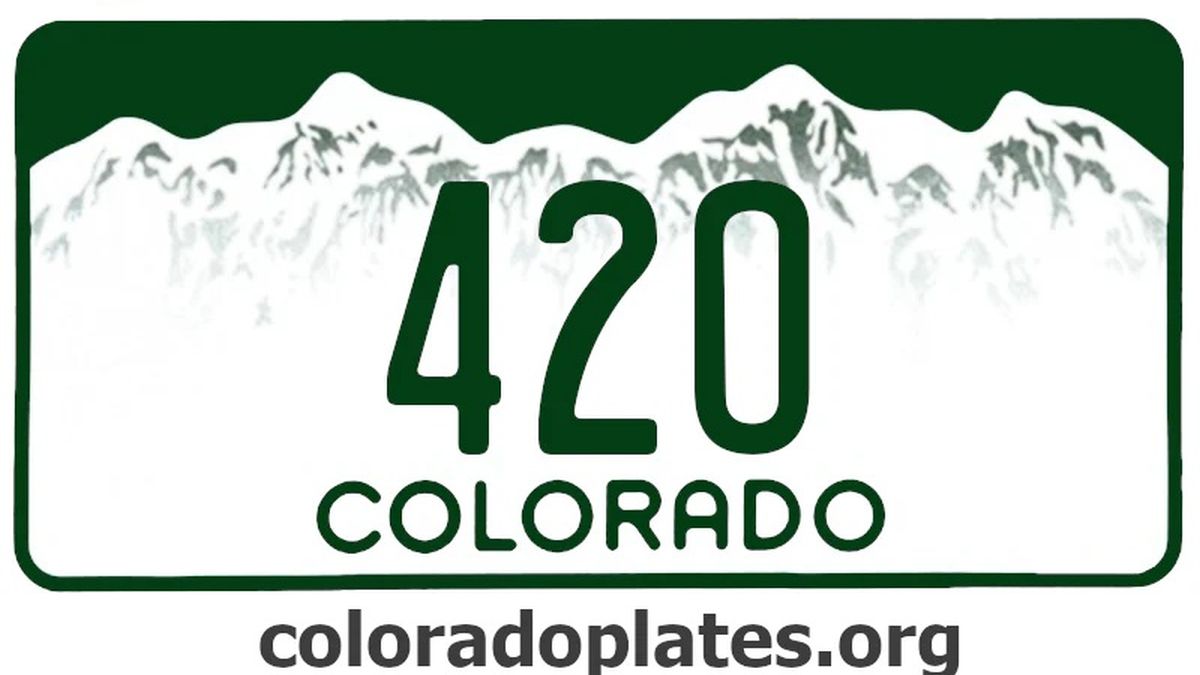 Tablica rejestracyjna stanu Kolorado z białym numerem "420" na tle ilustracji z zarysem gór. W dolnej części tablicy znajduje się zielony napis "COLORADO" oraz adres strony internetowej "coloradoplates.org" umieszczony w prawym dolnym rogu. Całość jest otoczona zieloną ramką, a w lewym górnym rogu widnieje kolorowe logo stanu Kolorado