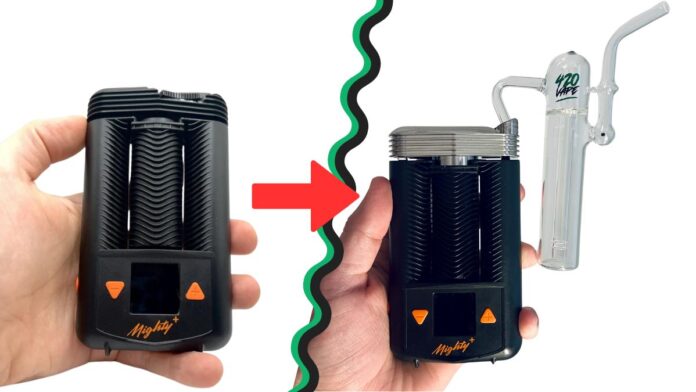 Zdjęcie przedstawia porównanie waporyzatora Mighty+ przed i po tuningu. Po lewej stronie widać klasyczny waporyzator Mighty+ trzymany w dłoni, charakteryzujący się czarnym korpusem z pomarańczowymi przyciskami. Po prawej stronie ukazany jest ten sam model po modyfikacjach – waporyzator z dodatkowym akcesorium w postaci przeźroczystego bubblera 420VAPE, który jest podłączony do górnej części urządzenia. Pośrodku znajduje się zygzakowata linia z czerwoną strzałką wskazującą na transformację od wersji standardowej do stuningowanej.
