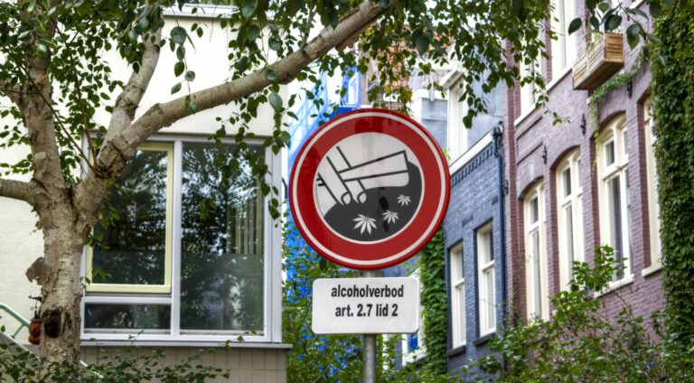 Tablica informująca o zakazie palenia konopi indyjskich i picia alkoholu na ulicy w Zuiderkerkbuurt