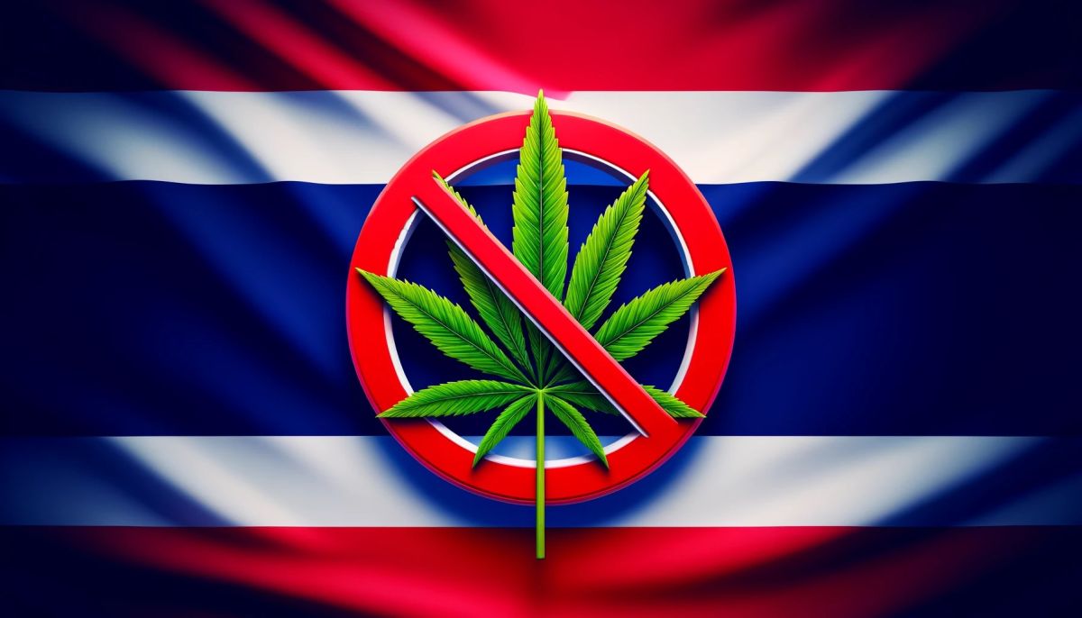 Flaga Tajlandii w tle z wyraźnym symbolem zakazu marihuany, który obejmuje liść marihuany z czerwonym znakiem "zakaz" przekreślający go, symbolizujący zmiany regulacyjne dotyczące cannabis.