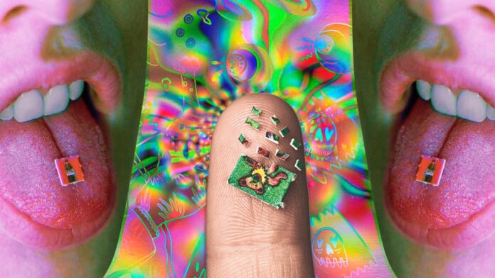 Obraz pokazuje kartonik z mikro dawkami LSD na palcu, a po lewej i prawej stronie cały kartonik LSD na języku
