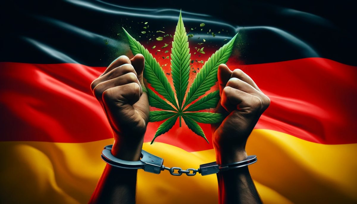 Flaga Niemiec w tle z rękami rozrywającymi kajdanki na pierwszym planie, obok widoczny liść konopi, symbolizujący legalizację cannabis i wolność w kontekście niemieckich przepisów prawnych.